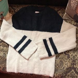Very soft crew-neck knitted sweater